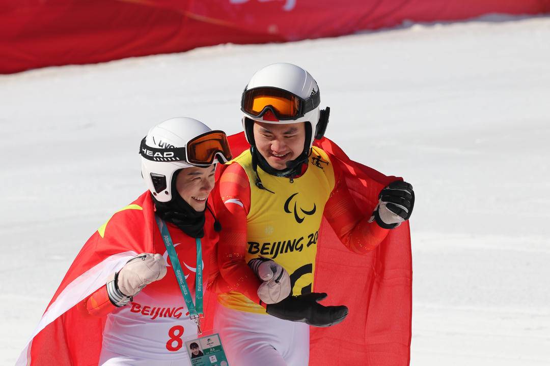 高山滑雪视障运动员朱大庆与她的领滑员